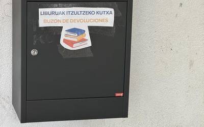 Entregak egiteko buzoia jarri dute udal bibliotekan