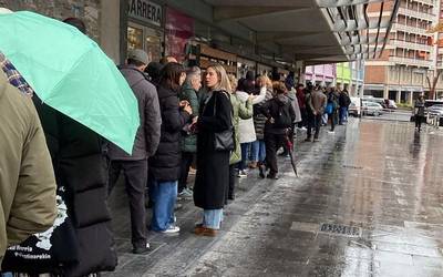 Sei orduz Uarkape kanpoan zain, pilota jaialdirako sarrerak erosteko