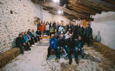 Gari kontuak oraingoan berbagai, gaztainen gainean jardun zutenekoa ikusteaz batera