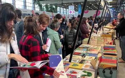 [BIDEOA]: Landako Gunea bor-bor jarri da Azokaren lehenengo egunean