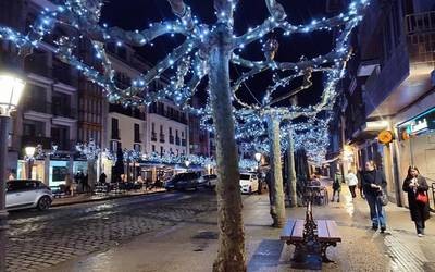 Piztu dituzte Gabonetako argiak