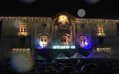 Gabon giroan murgildu dira arrasatearrak kaleetako argiak piztuta