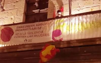 Espainiako bandera kendu dute Ernaiko kideek Urduñako Udaletxetik
