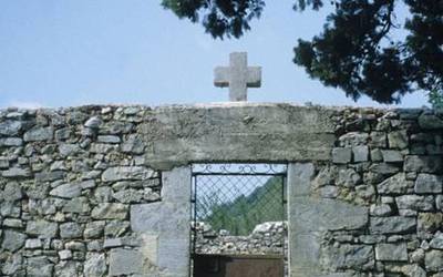 Aiako Altzola auzoko hilerri zaharreko atea