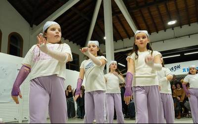 Dotore aritu dira Enara Lanzetako dantza eskolako ikasleak lehenengo emanaldian