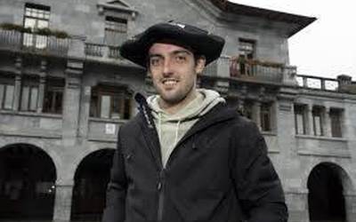 Nafarroako bertsolari txapeldunarekin elean