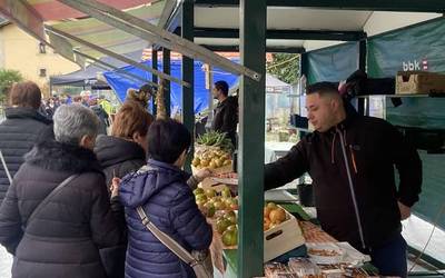 Baserriko produktuen Gabonetako azoka, domeka honetan, Garain