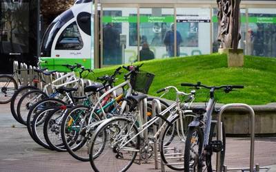 Hasi dira Gasteizko bizikleta elektriko publiko berrien geltokiak instalatzen