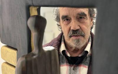 Julio Mendikutek ‘Kimigramak basoan’ erakusketa aurkeztu du eoliken gaineko alegatu eta guzti