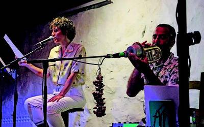 Istorio gogorrak nahiz dibertigarriak, biharko 'Esne berriketan' bertso saio literarioan