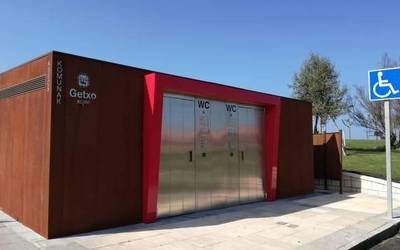 Algortak komun publiko berria estreinatu du Geltokiko plazan