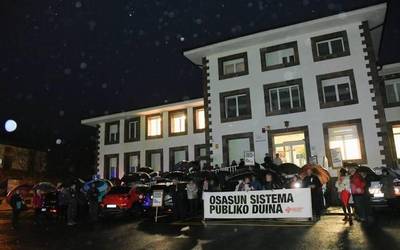 «Osasun sistema publiko duinaren alde» borrokan segitzeko elkarretaratzea egin dute Elizondon