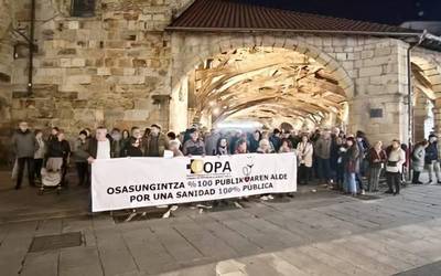 "Osasun publikoa eta kalitatezkoa" aldarrikatu dute DOPAk deitutako elkarretaratzean