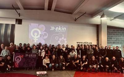 Ekinek geldialdia egin du Zornotzako, Indiako eta Mexikoko lantegietan indarkeria matxistaren kontrako konpromisoa erakusteko