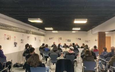 Borrokatzeak duen garrantzia azpimarratu zuten atzo Etxapen egindako mahai inguruan