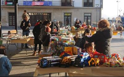 Bigarren bizitza bat emanez jostailu eta liburuei