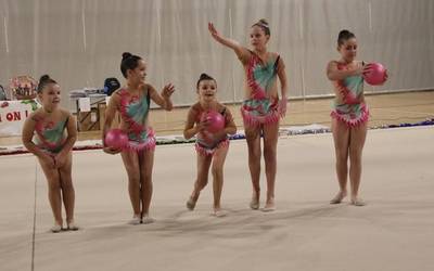 Gimnasta bergararrek erakustaldia egin dute Gabonen bezperan