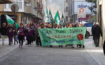 Egoitzetako prekarietatearekin eta soldata arrakalekin amaitzeko eskatu dute Zumaiako kaleetan