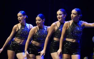 Born to dance eskolako dantzariek goraino bete dute Baztartxo urte amaierako jaialdian