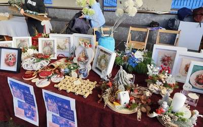 Elkartasunaren zapore gozoa izan zuen atzoko Gabonetako azokak Artziniegan