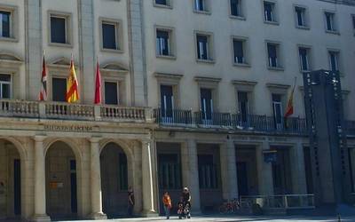 Adingabeak argazkietan 'biluzten' zituen lagun bat atxilotu dute