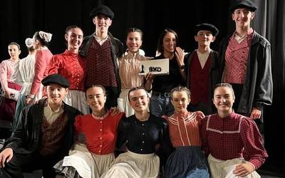 Ioritz Iriarte Azpiroz lesakarrak Fandango eta Arin-Arin koreografia txapelketa irabazi du Oinkariko taldekideekin
