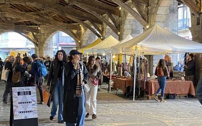 Ipuin kontalariak eta dozenatik gora artisau, Eixuren Gabonetako azokan