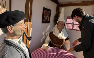 Olentzero eta Mari Domingiren irudiak jarri dituzte Zubillagan