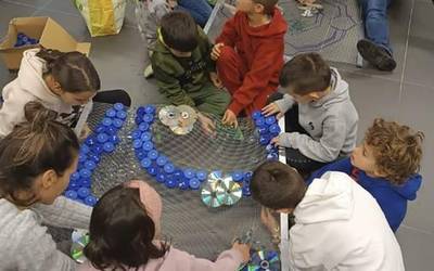 Material birziklatuekin auzolanean egindako argiak paratu dituzte Lesakako Albistur karrikan