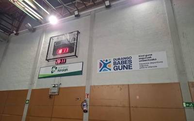 Adin txikiko kirolariak indarkeriatik babesteko panelak Durangoko kirolguneetan