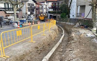 Ortzegun goizean Berako Altzateko karrikan egiten ari diren lanak direla eta, «kontuz ibiltzeko» eskatu dute