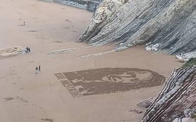 Robe Iniestaren irudia sortu dute Itzurun hondartzan