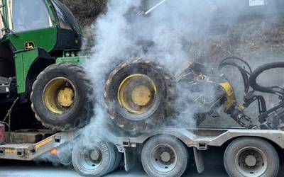 Kamioi baten gurpilaren eztandak pilaketa luzeak eragin ditu Elorregin