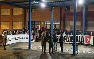 Ikasleen osasuna jokoan, subflubialaren aurkako protesta egin dute Artatza-Romon institutuan