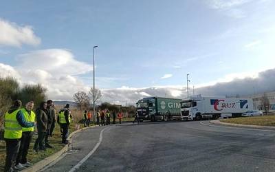 Garraiolariek greba deialdiak atzeratu dituzte