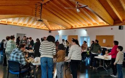 Eskulan tailer berezia egin zuen 24 Elkarteak 'Igande Arratsaldeak Familian' urteko azkenaurreko saioan