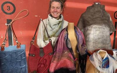 "Antzinako makinekin lantzen dugu artilea"