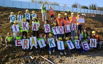 San Nikolas Ikastolaren eraikin berria altxatzeko lehen lur palakada egin dute ikasleek