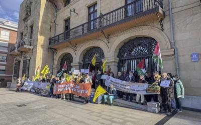 “Errolda, janaria eta sabaia” lelopean, karabana solidarioa egin dute Uribe Kostan