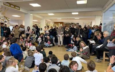 Bilobak aiton-amonekin abesten ikastolan