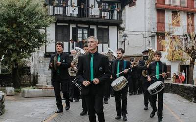 Eguberrietako artisau azoka eta musikarien kalejirak izanen dituzte igandean Lesakan
