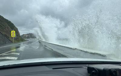 Itxita dago Getaria eta Zumaia arteko errepidea, olatu handiengatik
