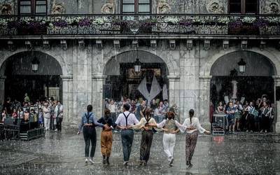 Hirugarren urtez, Arrasateko Udalak 6.000 egutegi banatuko ditu herritarren artean