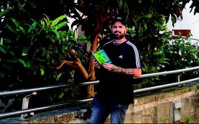 Daniel Scott raperoak 'Herri Berria' liburua kaleratu du