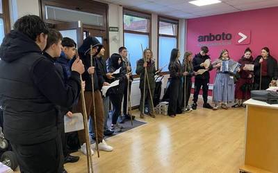 [BIDEOA]: Iurretako ikasleak Abendu-koplak abestera etorri dira ANBOTOko erredakziora