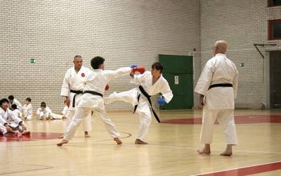 Oporretan atarian, orain arte ikasitakoak erakutsi dituzte Kanku karate eskolakoek