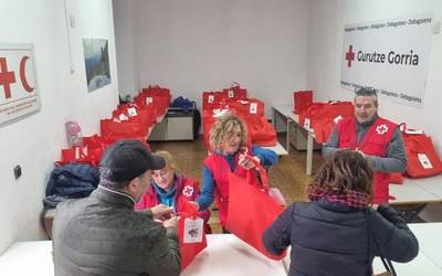 255 umeei helarazi dizkie jostailuak Gurutze Gorriak