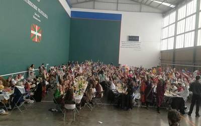 Aratusteetako pilotalekuko bazkaria antolatzeko bilera deitu dute