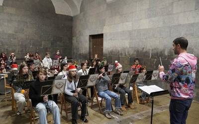 Gabon giroko doinuek hartu dute Kontzejupea, Bizkargi eskolakoen eskutik