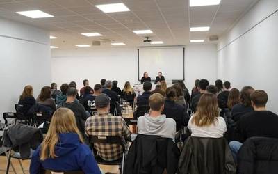 Gaurkoak, atzokoei adi